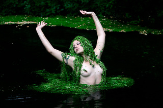 Aktfotografie, Frau in Teich mit Wasserpflanzen